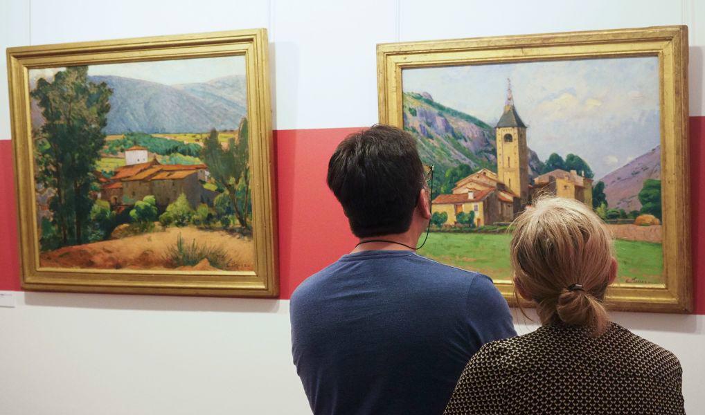 Besökare betraktar målningen "Le clocher de Ria" (Rias klocktorn) på Terrusmuseet som dedikerats till den franska konstnären Étienne Terrus, i Elna den 28 april 2018. Foto:  Rayond Roig/AFP/Getty Images