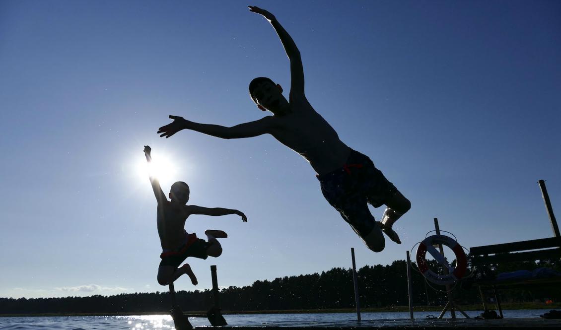 Det gäller att kunna svalka sig i hettan. Här badas det i havet norr om Åhus på torsdagskvällen. Foto: Johan Nilsson/TT