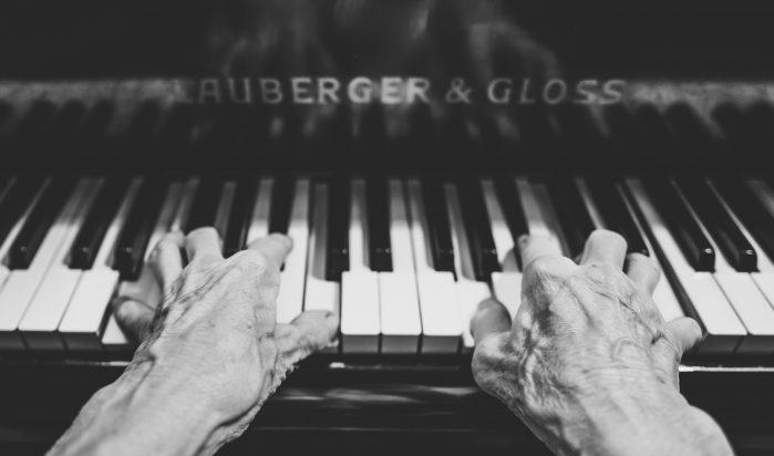 



Det är inte bara fingrarna man tränar när man spelar piano. Foto: Lukas Budimaier                                                                                                                                                                                