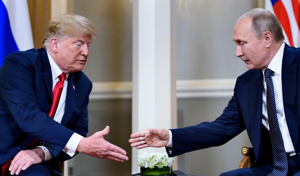 USA:s president Donald Trump och Rysslands dito Vladimir Putin skakar hand inför toppmötet i Helsingfors, 16 juli 2018. Foto: Brendan Smialowski/AFP/Getty Images