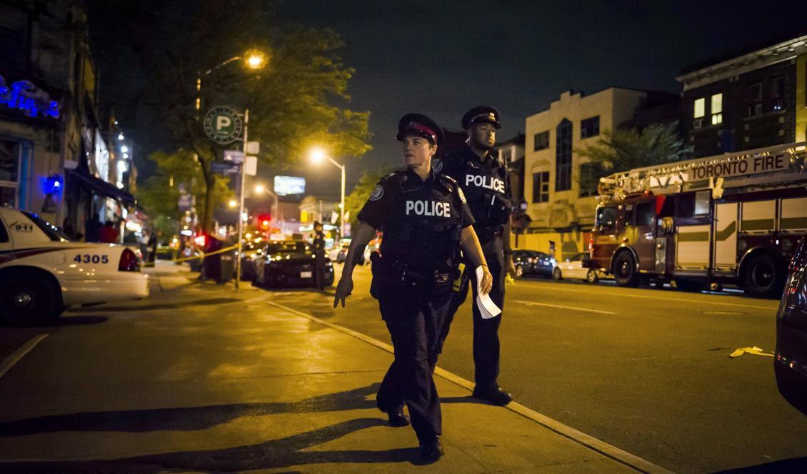Poliser på plats strax efter att dådet inträffat. Foto: Christopher Katsarov/AP/TT-rkivbild