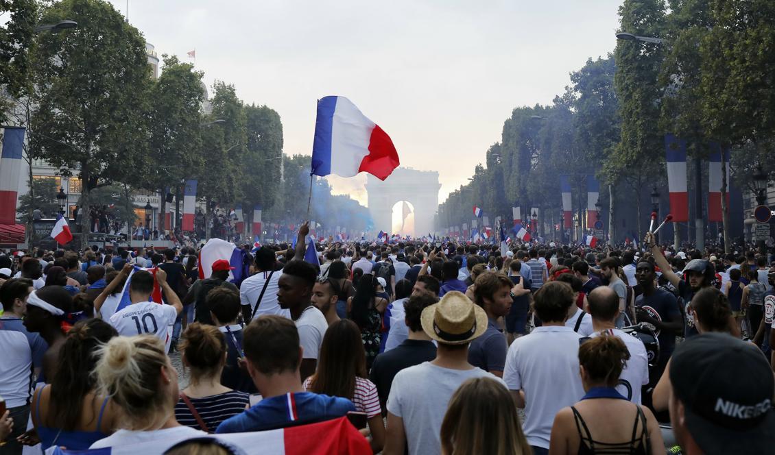 Runt en miljon parisare firade VM-guldet på Champs Elysees. Hur många återvänder för att hylla det franska laget i eftermiddag? Foto: Laurent Cipriani/AP/TT