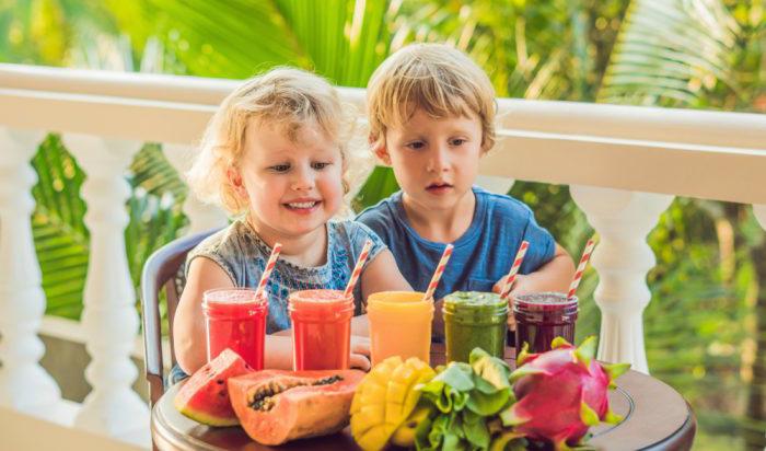 Är det svårt att få barnen att dricka tillräckligt med vatten, så kan en fruktsmoothie vara ett perfekt sätt att se till att de får i sig tillräckligt med vätska utan att de ens märker det.
