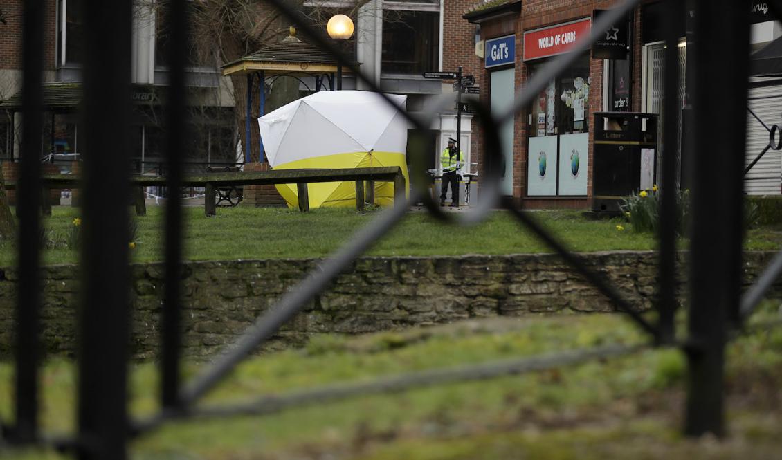 I mars utsattes Julia Skripal och hennes far ex-spionen Sergej Skripal för en nervgiftattack i Salisbury. Brittiska myndigheter pekade ut Ryssland som skyldigt till attacken. Här en av avspärrningarna i Salisbury i samband med händelsen. Foto: Matt Dunham/AP/TT/Arkivbild