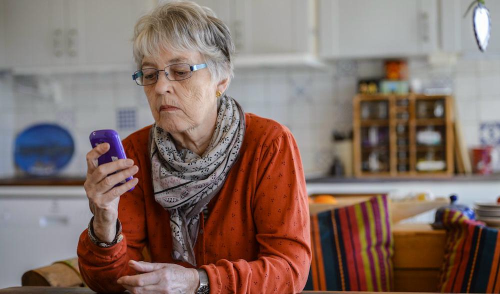 Telekområdgivarna varnar om att telefonförsäljare redan börjat använda digitala avtal på ett sätt som inte alls ger möjlighet till eftertanke. Personen på bilden har ingen koppling till texten. Foto: Per Larsson / TTArkivbild.