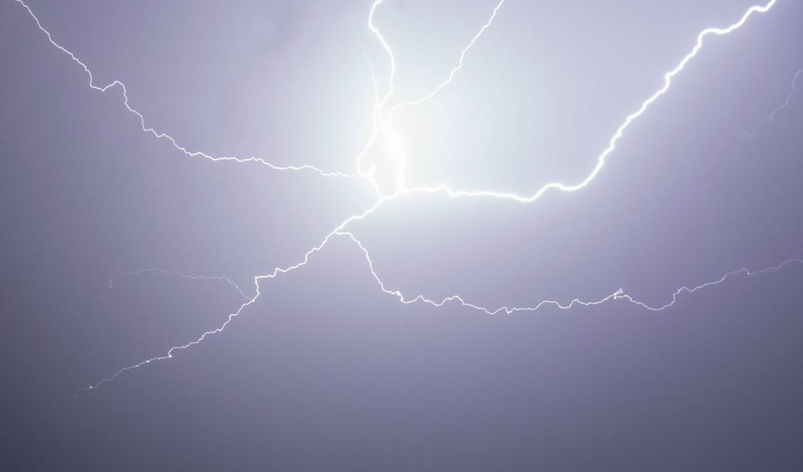 Strömavbrottet i Håbo kommun har troligtvis orsakats av åskan. Foto: Johan Nilsson/TT/Arkivbild