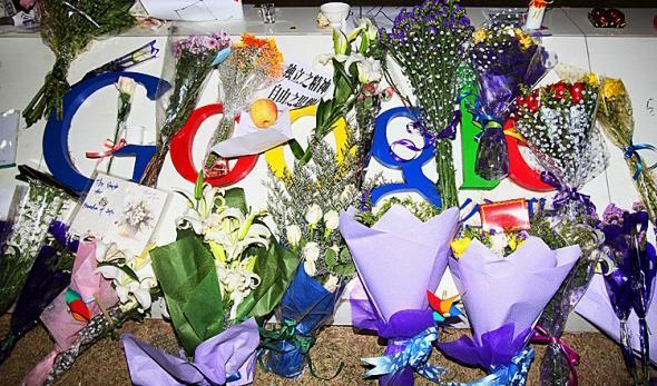 
Blommor vid Googles högkvarter i Kina, 23 mars 2010, efter att företaget meddelat att man stängde sin kinesiska sökmotor i Fastlandskina. Foto: Feng Li/Getty Images                                            