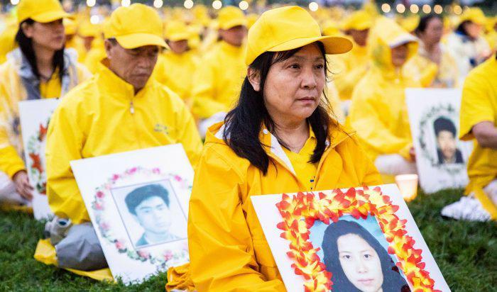 





Gao Weiwei håller ett foto av sin syster som dödades för sin tro på Falun Gong, i det kommunistiska Kina. Washington D.C. 22 juni 2018. Foto: Samira Bouaou/The Epoch Times                                                                                                                                                                                                                                                                        