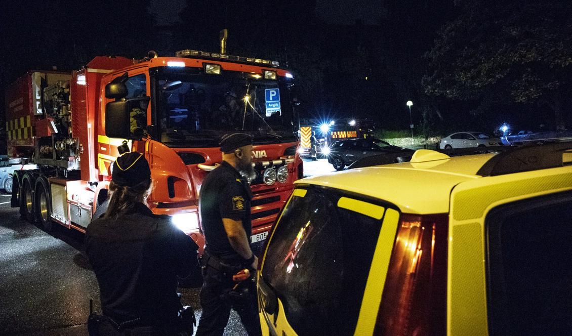 
Polis och brandkår på plats i Västra Frölunda natten till onsdag. Foto: Oscar Magnusson/TT                                            