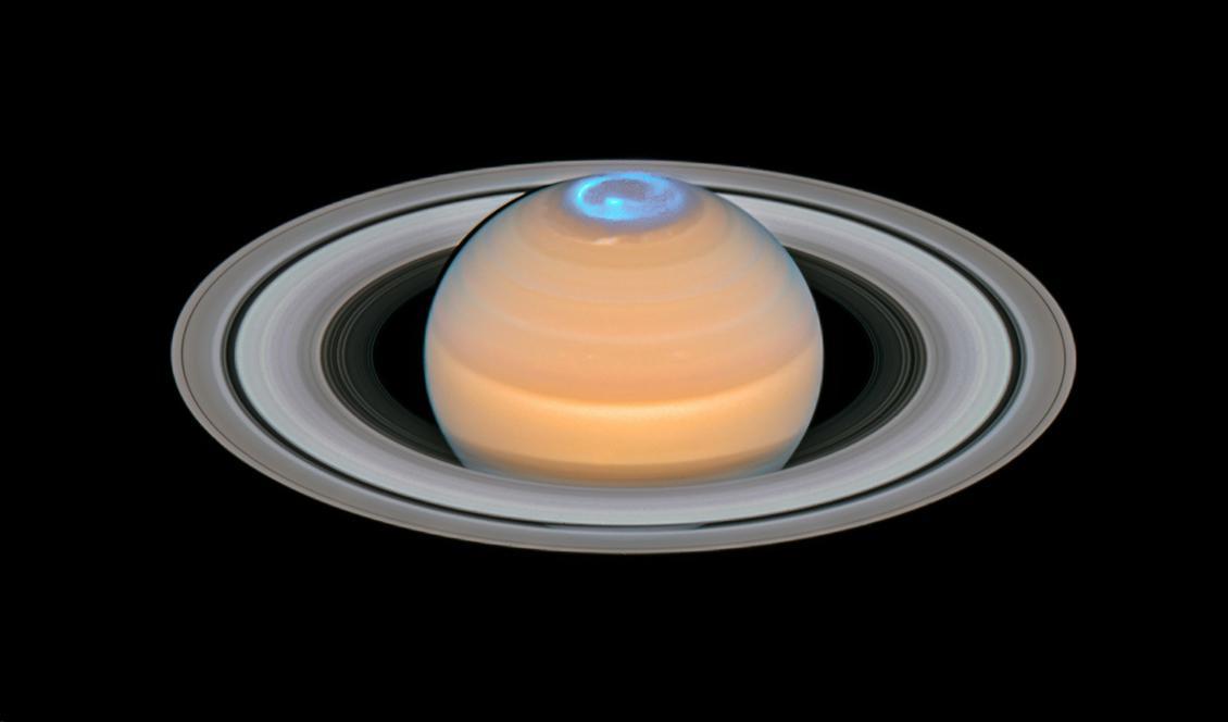 
Med hjälp av Hubbleteleskopet har astronomer tagit de bästa bilderna hittills av de norrsken som stormar vid Saturnus nordpol. Foto: ESA/NASA/TT                                            