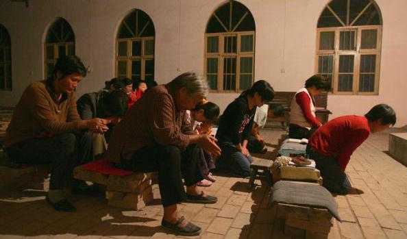 Kristna kineser ber under en mässa i Yanshi, Henanprovinsen. Foto: China Photos/Getty Images. Arkivbild.