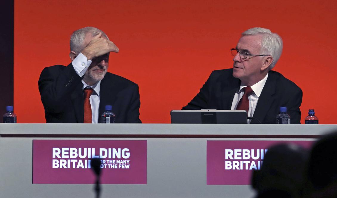 Det brittiska oppositionspartiet Labours partiledare Jeremy Corbyn tillsammans med partiets ekonomisk-politiske talesperson John McDonnell vid partistämman i Liverpool. Foto: Peter Byrne/AP/TT