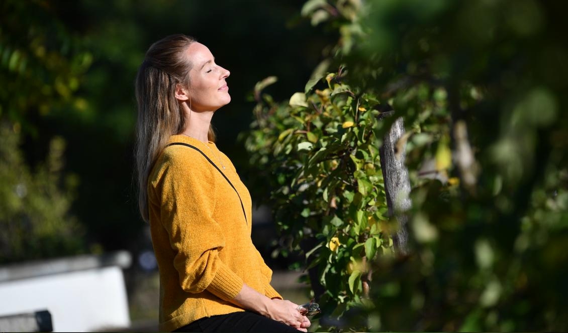 Fint väder i Kristianstad på onsdagen. Solande kvinna njuter av brittsommar i Tivoliparken. Foto: Johan Nilsson/TT