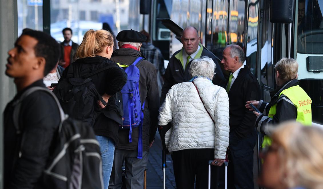Passagerare på väg ombord på ersättningsbuss vid Lunds centralstation på morgonen. Foto: Johan Nilsson/TT