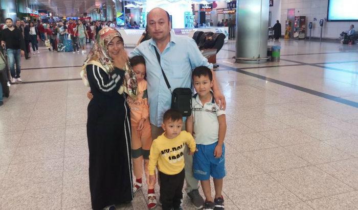 Omir Bekli, född i Xinjiang, återförenas med sin familj efter nästan åtta månader i kinesisk fångenskap. Foto: privat