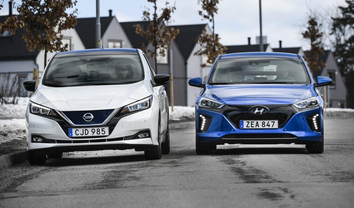 Två av de mindre elbilarna som i dag finns på den svenska marknaden, Hyundai Ioniq Electric (blå) och Nissan Leaf 40 kWh. Foto: Pontus Lundahl/TT-arkivbild