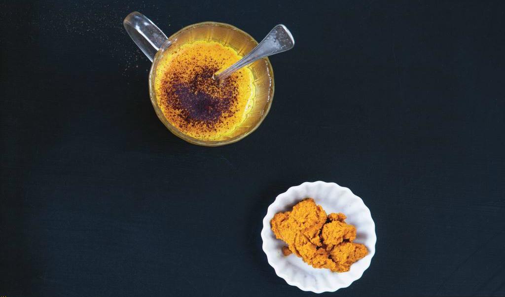 En kopp värmande Golden milk gjord på bland annat den hälsosamma gurkmejan och svartpeppar. Foto: Camilla Lindqvist.