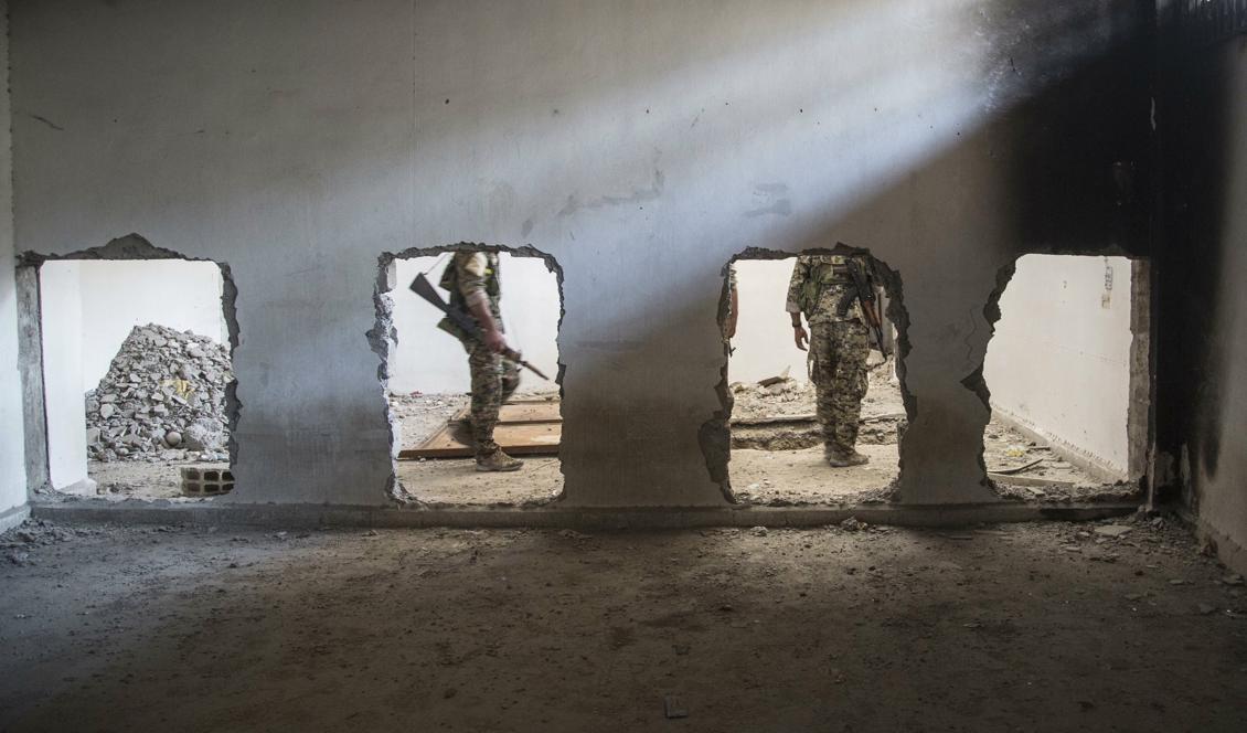 
Den kurdisk-arabiska milisen SDF söker igenom en byggnad som tidigare kontrollerats av terrorrörelsen IS. Foto: Asmaa Waguih/AP/TT-arkivbild                                            