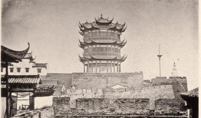




En bild från 1871 av Gula tranans torn publicerad i ”China and Its People” av fotografen John Thomson. (Public Domain)                                                                                                                                                                                                                                                
