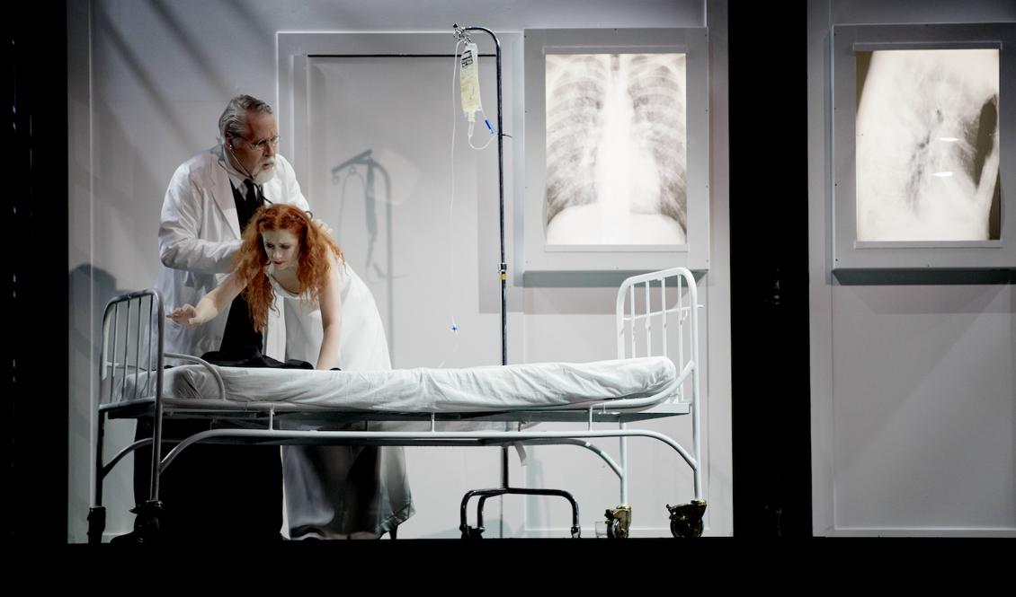 Doktor Grenvil - Per Fernesten; Violetta - Patricia Petibon. Foto: Malin Arnesson