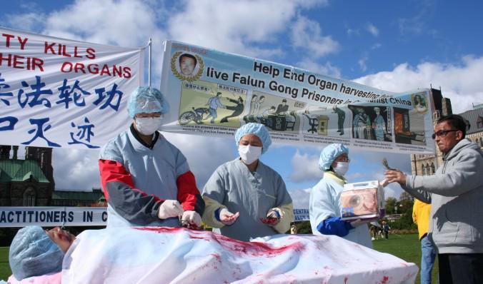 

Dramatisering av organstölder från falungong-utövare i Kina under en manifestation i Ottawa, Kanada 2008. Foto: Epoch Times                                                                                                