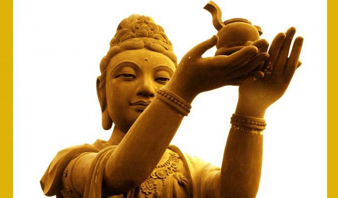 En staty av en Bodhisattva som offrar till Tian Tan Buddha (stor Buddha) vid Ngong Ping på Lantau Island i Hongkong. Foto: Sun Mingguo/Epoch Times.