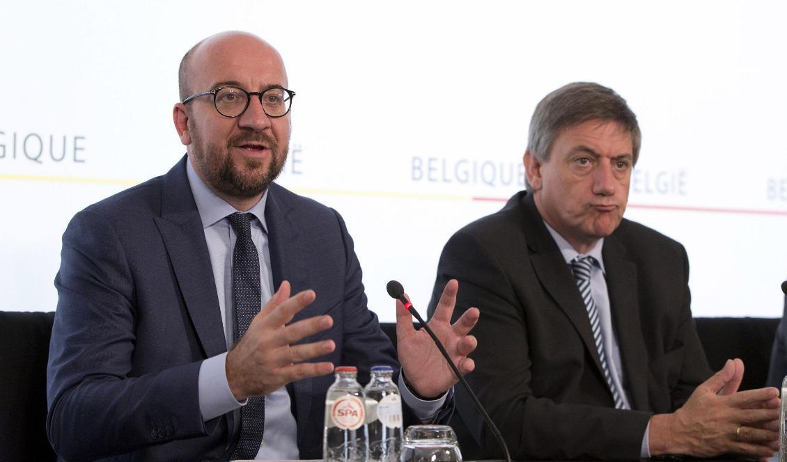Belgiens premiärminister Charles Michel och avhoppade inrikesministern Jan Jambon från partiet NVA. Foto: Virginia Mayo/AP/TT-arkivbild