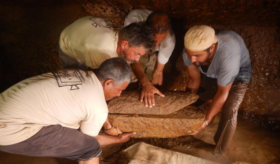 Här lyfter delar av teamet upp en av barnsarkofagerna av sandsten. Foto: Gebel el Silsila Project/TT