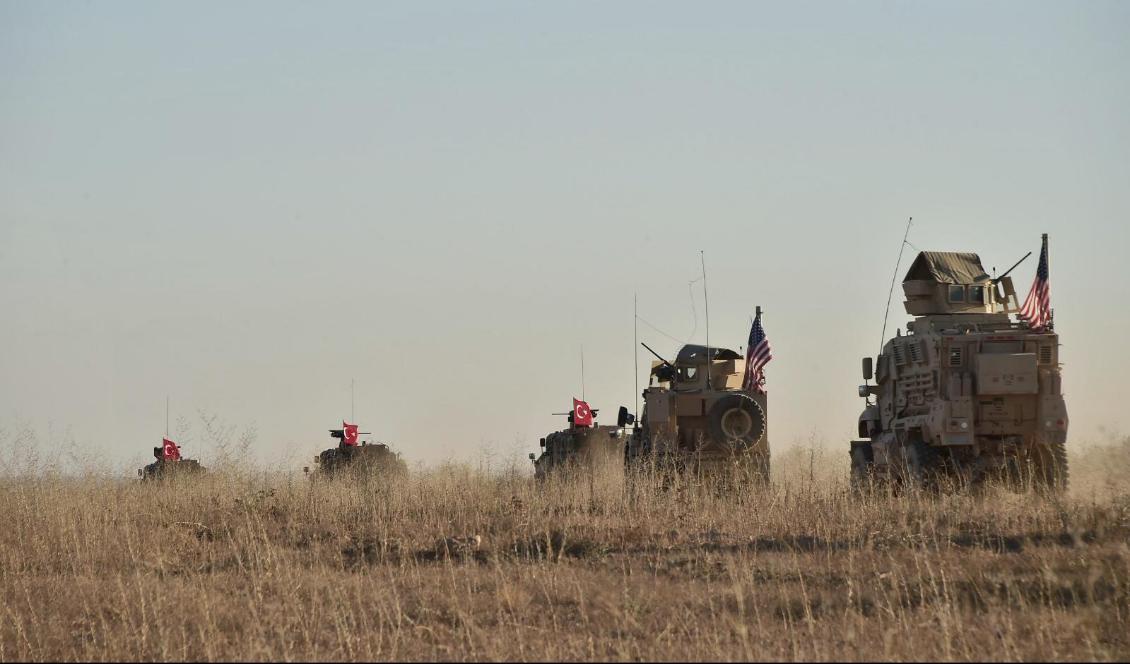 Turkiska och amerikanska trupper patrullerar runt Manbij i ett försök att lätta på spänningarna Natokollegor emellan. Foto: Turkiets försvarsdepartement via AP/TT