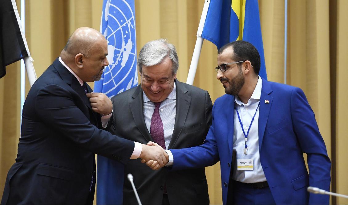Jemens utrikesminister Khaled Hussein al-Yamani skakar hand med Mohammed Abdulsalam, ledare av Huthirebellernas delegation. Foto: Pontus Lundahl/TT