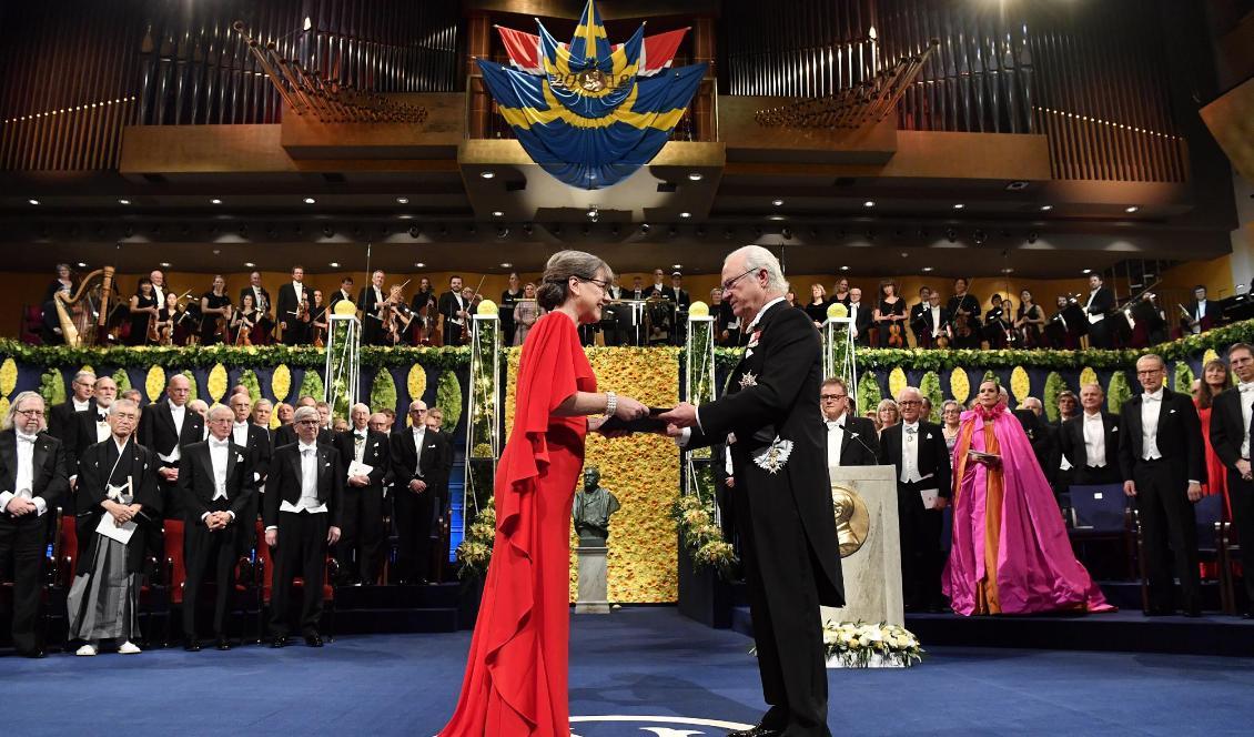 Donna Strickland får sin medalj av kung Carl Gustaf i Konserthuset i Stockholm. Foto: Henrik Montgomery/TT