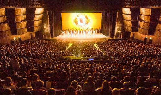 Arkivbild av Shen Yun Performing Arts World Company på scenen i Palais des Congrès de Paris, den 22 april 2017. Foto: Jian Ping/Epoch Times