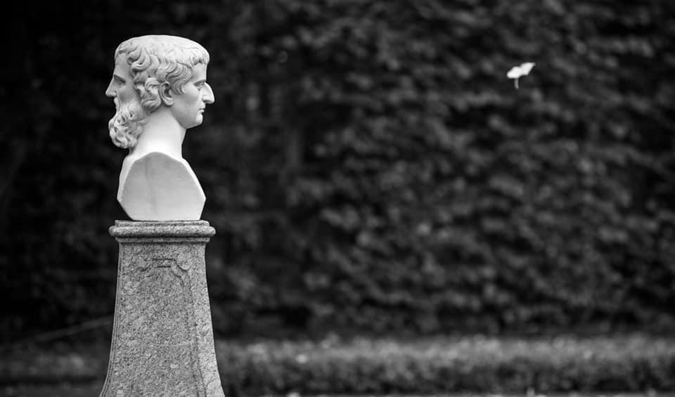 Skulptur av den romerska guden Janus som hade ett ansikte vänt framåt och ett ansikte vänt bakåt.