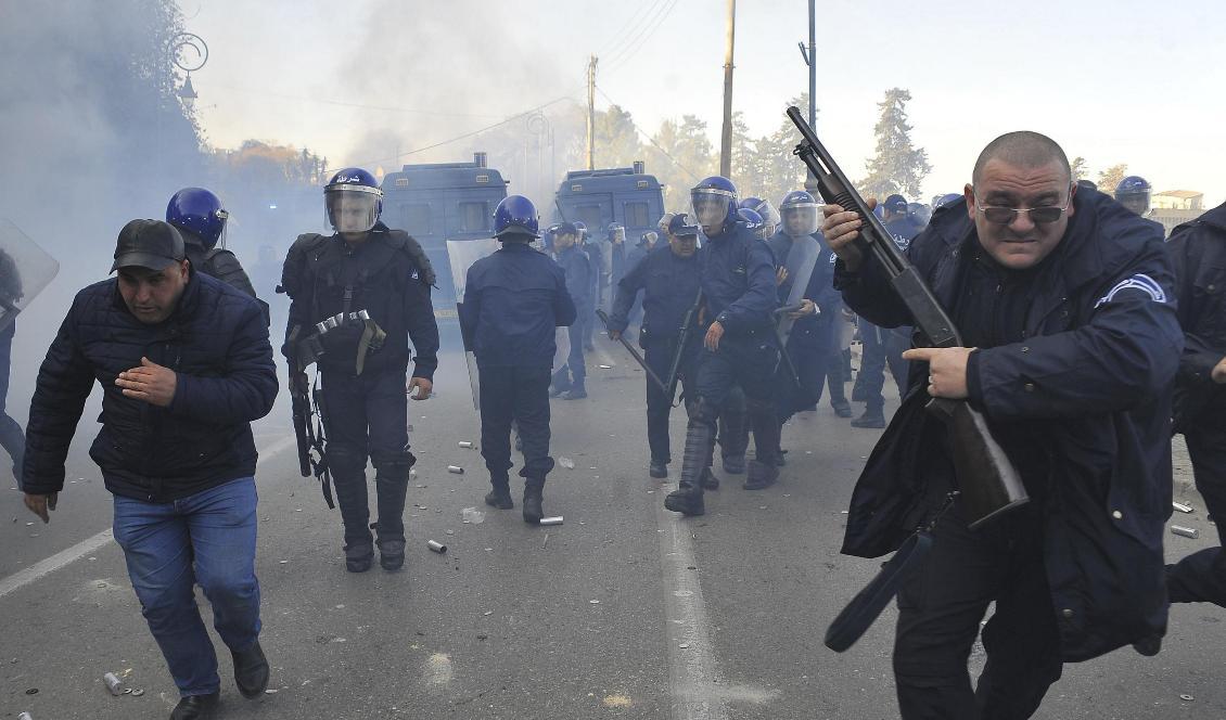 
Poliser skjuter tårgas mot demonstranter i Alger. Foto: Fateh Gudoum/AP/TT                                                