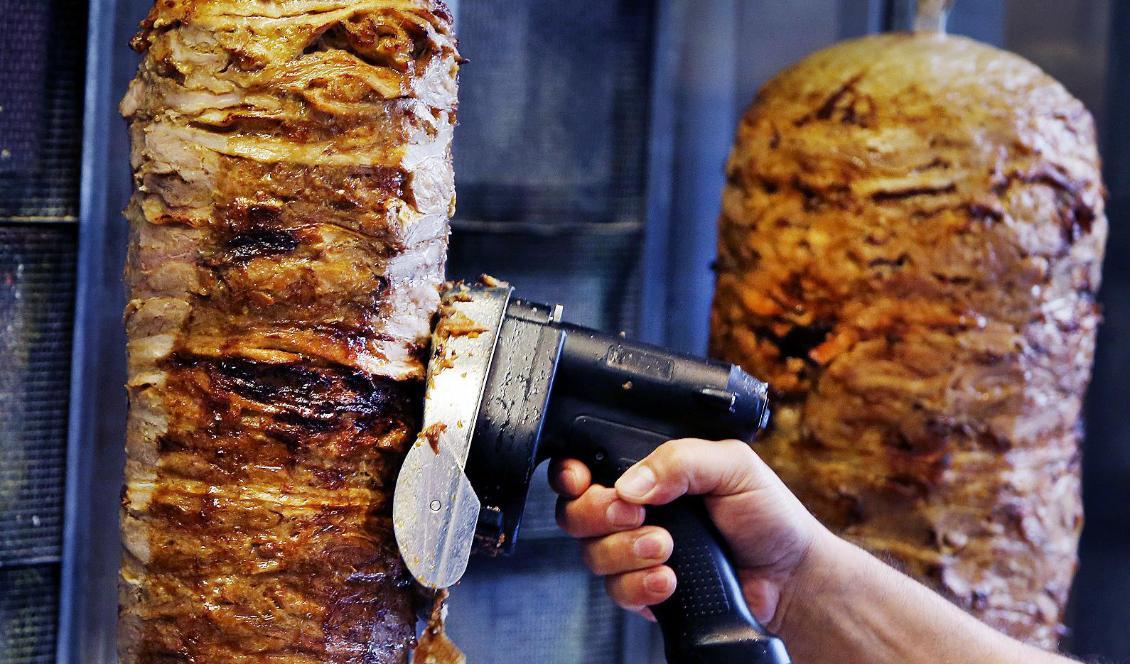 Gränspolisen avslöjade import av ett ton kebabkött som var omärkt och låg oskyddat i en skåpbil. Foto: Michael Probst/AP/TT-arkivbild
