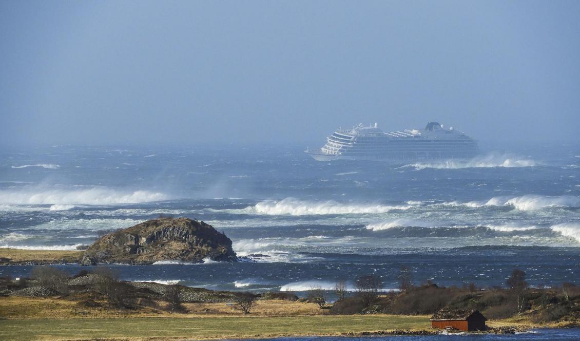 
Ett norskt kryssningsfartyg med 1 300 personer ombord har fått motorproblem i hårt väder. Foto: Frank Einar Vatne/NTB Scanpix/TT                                                