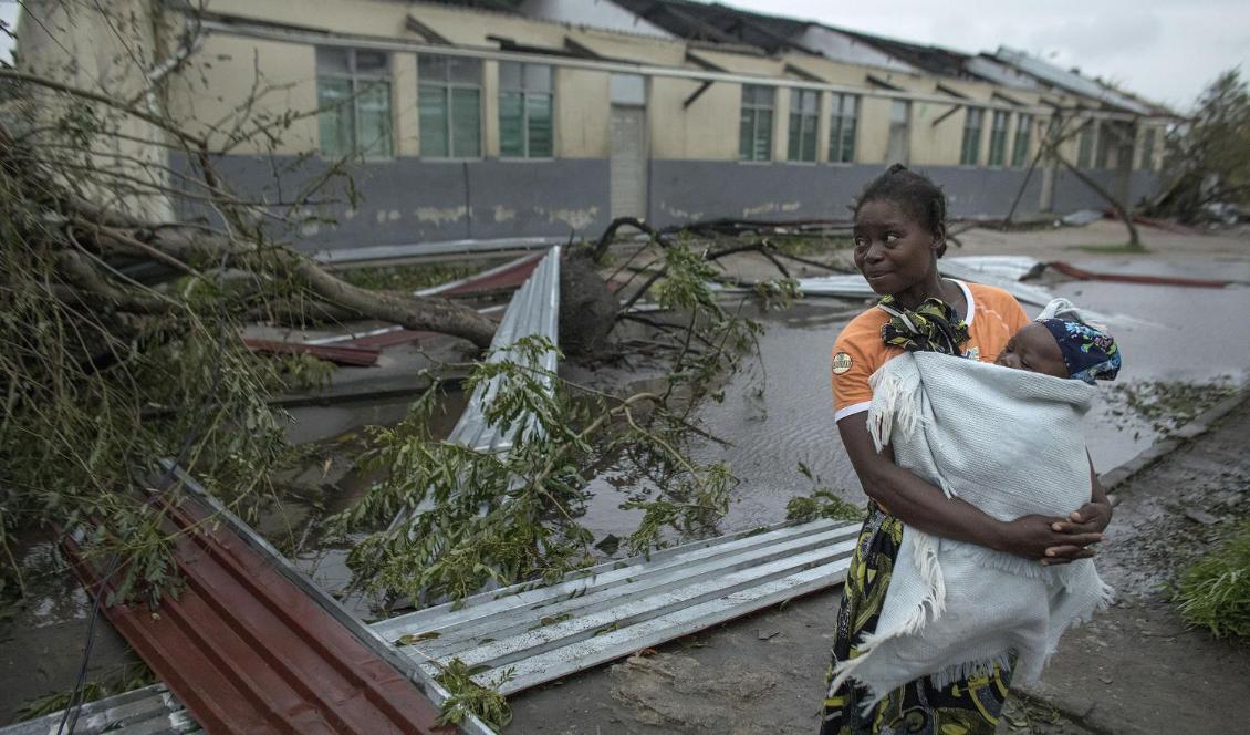 Människor i Beira tar skydd i skolor med avblåst tak. 90 procent av staden förstördes i cyklonen. Foto: Josh Estey/AP/TT