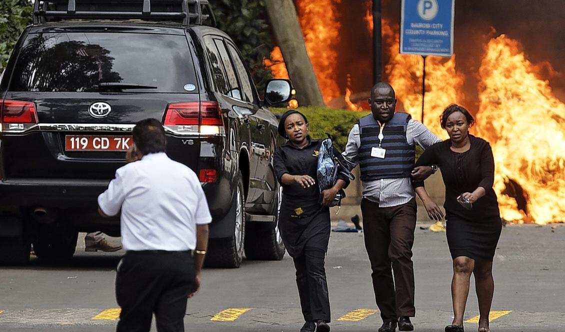 
Militär evakuerar överlevande från hotellkomplexet i Nairobi. Foto: Ben Curtis/AP/TT                                                