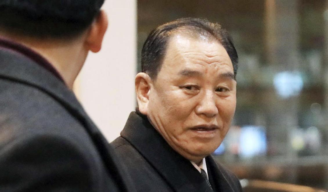 Nordkoreas företrädare Kim Yong-Chol på väg att lämna flygplatsen i Peking på torsdagen, för resa mot USA. Foto: Kyodo News/AP/TT