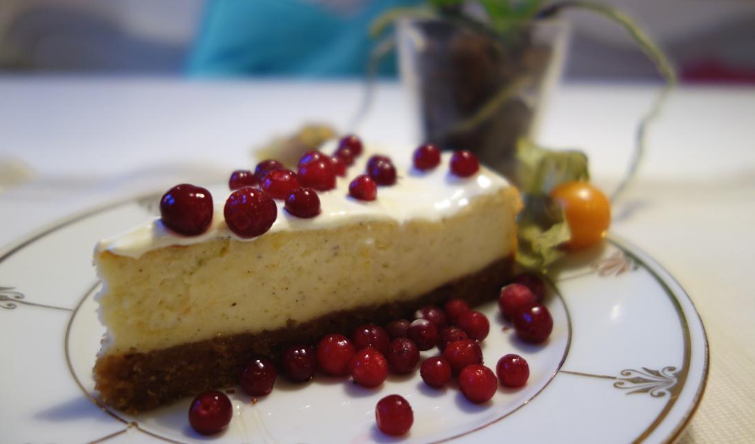 

Citroncheesecake med pepparkaksbotten och lingon är gott att bjuda på. Foto: Eva Sagerfors                                                                                                