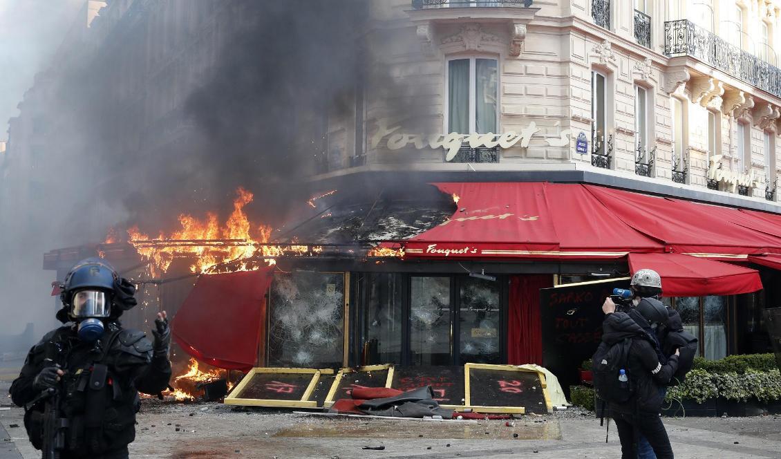 Den kända restaurangen Fouquet's i lågor under Gula västarna-protesterna i Paris. Foto: Christophe Ena/AP/TT