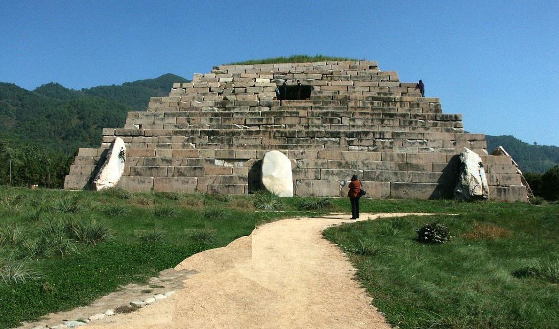 Jian Jun Ten, generalens grav, eller ”Österns pyramid” i Ji’an, nära Nordkoreanska gränsen, 2005. Foto: Kevin Felt/CC BY 2.0