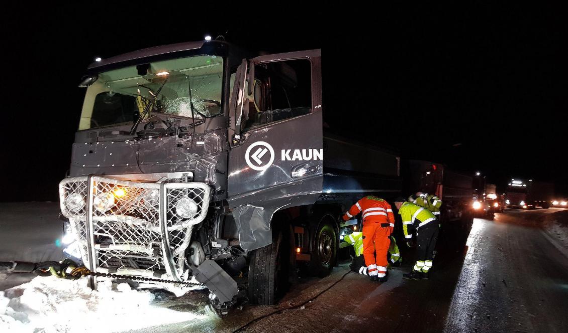 
En malmbil har frontalkrockat med en personbil. Olyckan inträffade i natt på länsväg 395 i Kiruna kommun. Foto: Maria Engström-Andersson/NSD/TT                                                