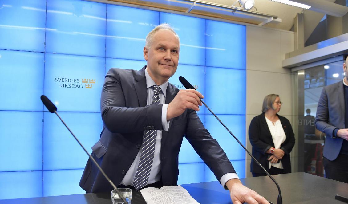 
Vänsterpartiet kommer att släppa fram Stefan Löfven som statsminister, men hotar också med en misstroendeomröstning. Foto: Jessica Gow/TT                                                