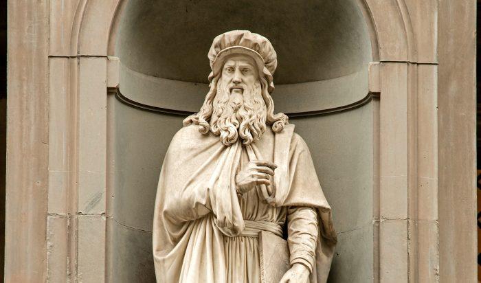 Statyn av Leonardo da Vinci av Luigi Pampaloni, utanför Uffiziernai Florens, Italien.