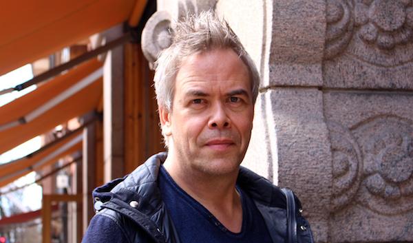 Hannu Lintu på Boulevarden i Helsingfors den 6 april 2017. Dagen innan dirigerade han två Kullervo-föreställningar på Nationaloperan, och däremellan en konsert med radiosymfonikerna på Musikhuset. Foto: Susanne W Lamm