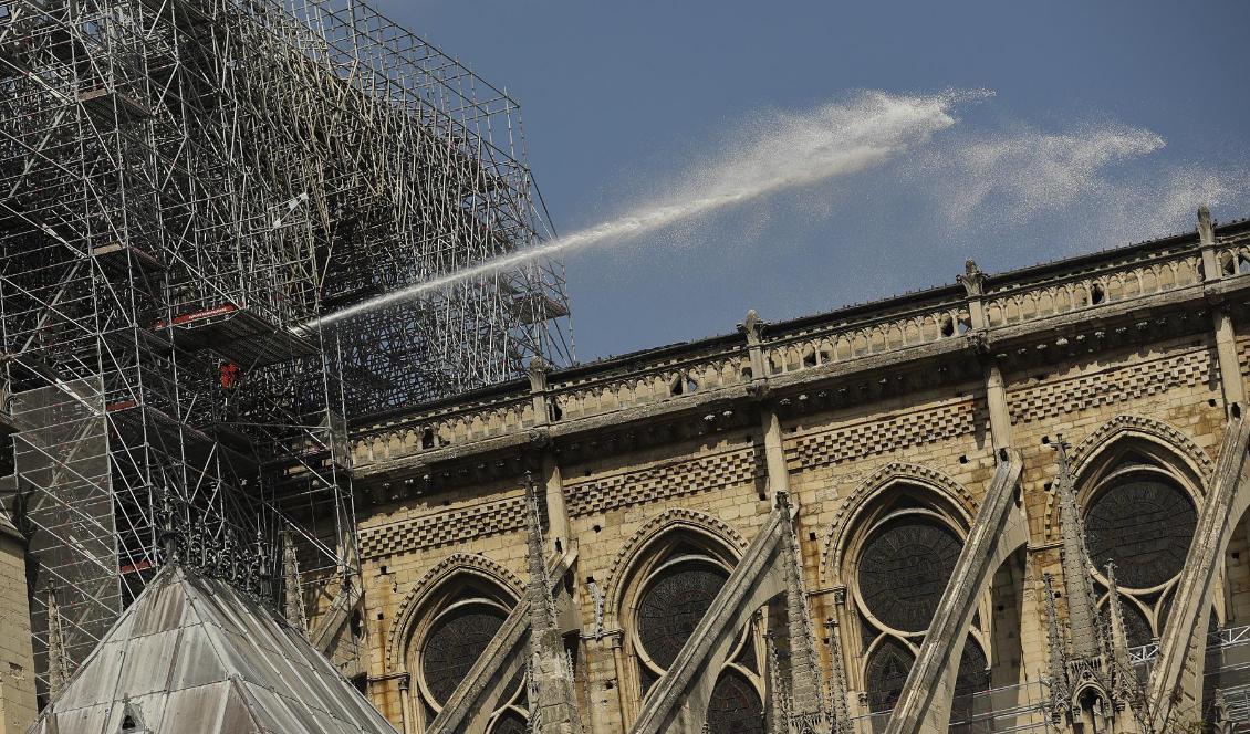 Miljarder från bland annat modeindustrin ska bidra till att bygga upp den eldhärjade katedralen Notre-Dame. Foto: Francisco Seco/AP/TT