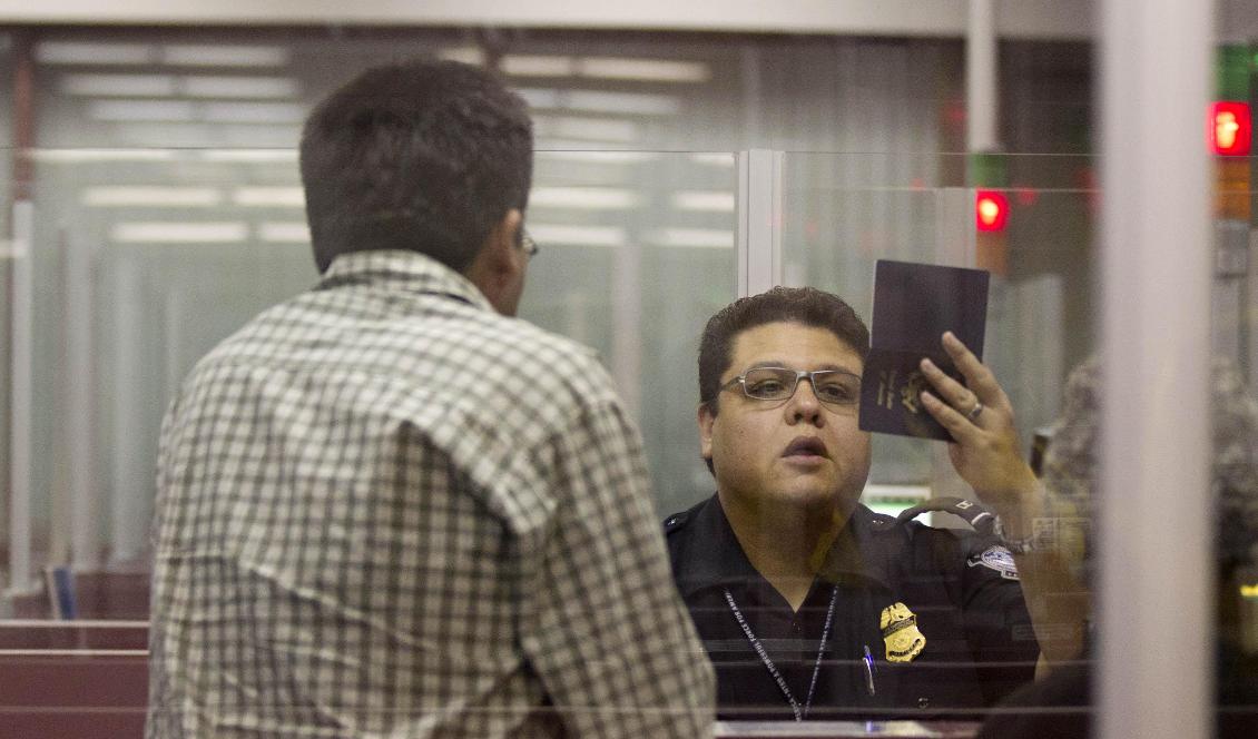 En besökare passerar passkontrollen på den internationella flygplatsen i Las Vegas i USA. Foto: Julie Jacobson/AP/TT-arkivbild