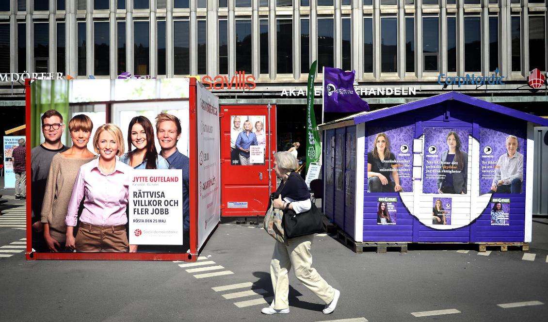 Kvinna går förbi valstugor. Foto: Jonathan Nackstrand/Afp/Getty Images