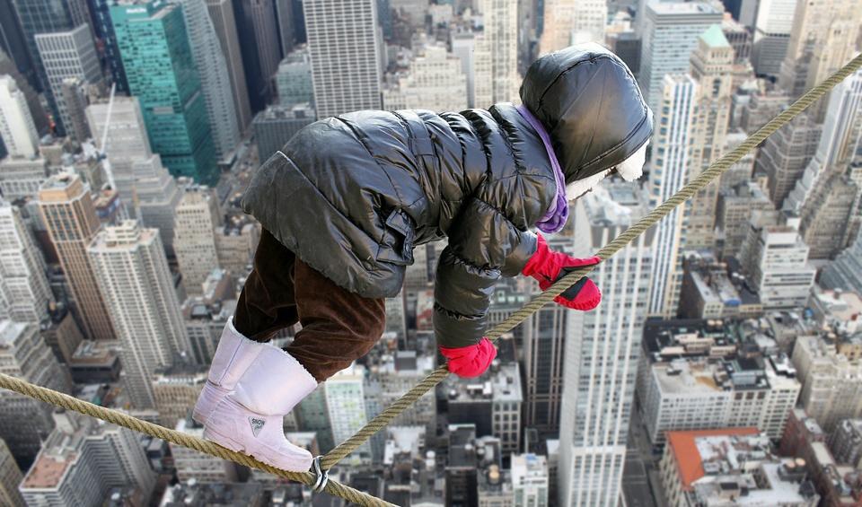 Ibland inträffar situationer som kan vara farliga för barnet eller någon annan, och då måste den vuxne förstås använda sin makt och kraft för att barnet fort ska göra som man säger, menar Petra Krantz Lindgren.